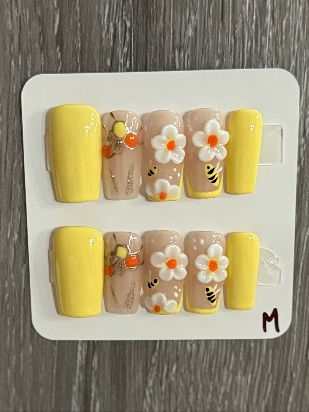 S Daisy Press-On Nails - Yellow Floral Bee Design